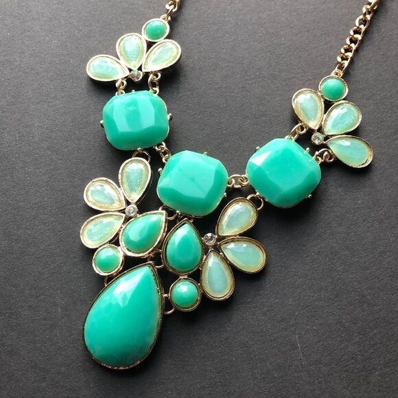 Jewelry - NWT fashion chunky green necklace